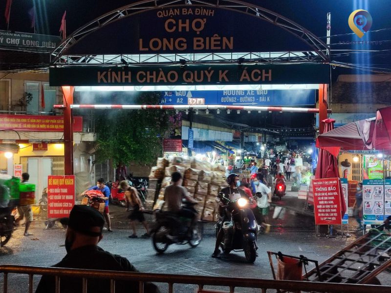 Chợ đêm Long Biên chủ yếu bán trái cây và thực phẩm tươi